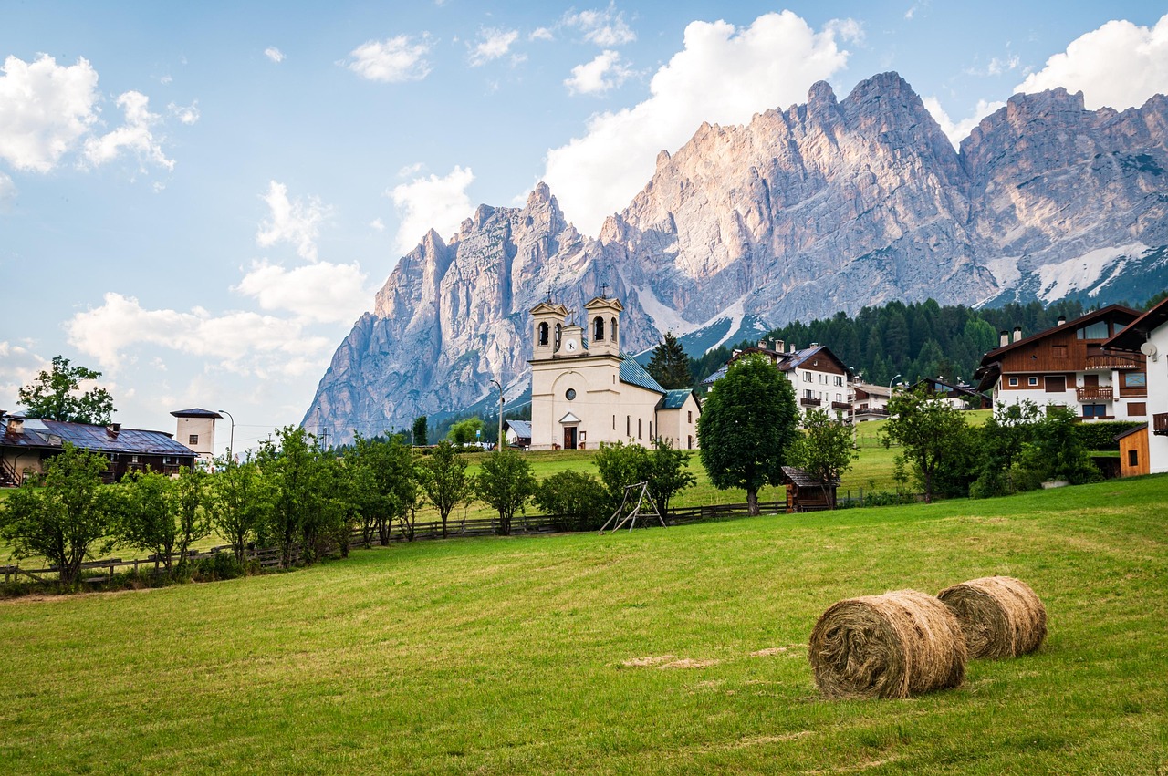 Panorama del paese trentino con montagne e boschi, simbolo di aria pulita e natura incontaminata.