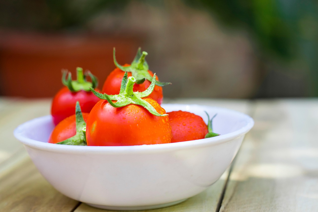Pomodori verdi su una pianta, pronti per maturare con trucchi naturali.